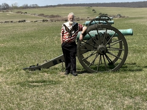 Woman in black and white with expression of anguish Black and white portrait of a woman in a denim jacket covering part of her face, reflecting anxiety, sadness or introspection.