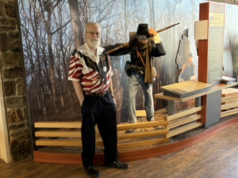 Woman in black and white with expression of anguish Black and white portrait of a woman in a denim jacket covering part of her face, reflecting anxiety, sadness or introspection.