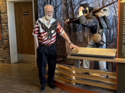 Woman in black and white with expression of anguish Black and white portrait of a woman in a denim jacket covering part of her face, reflecting anxiety, sadness or introspection.